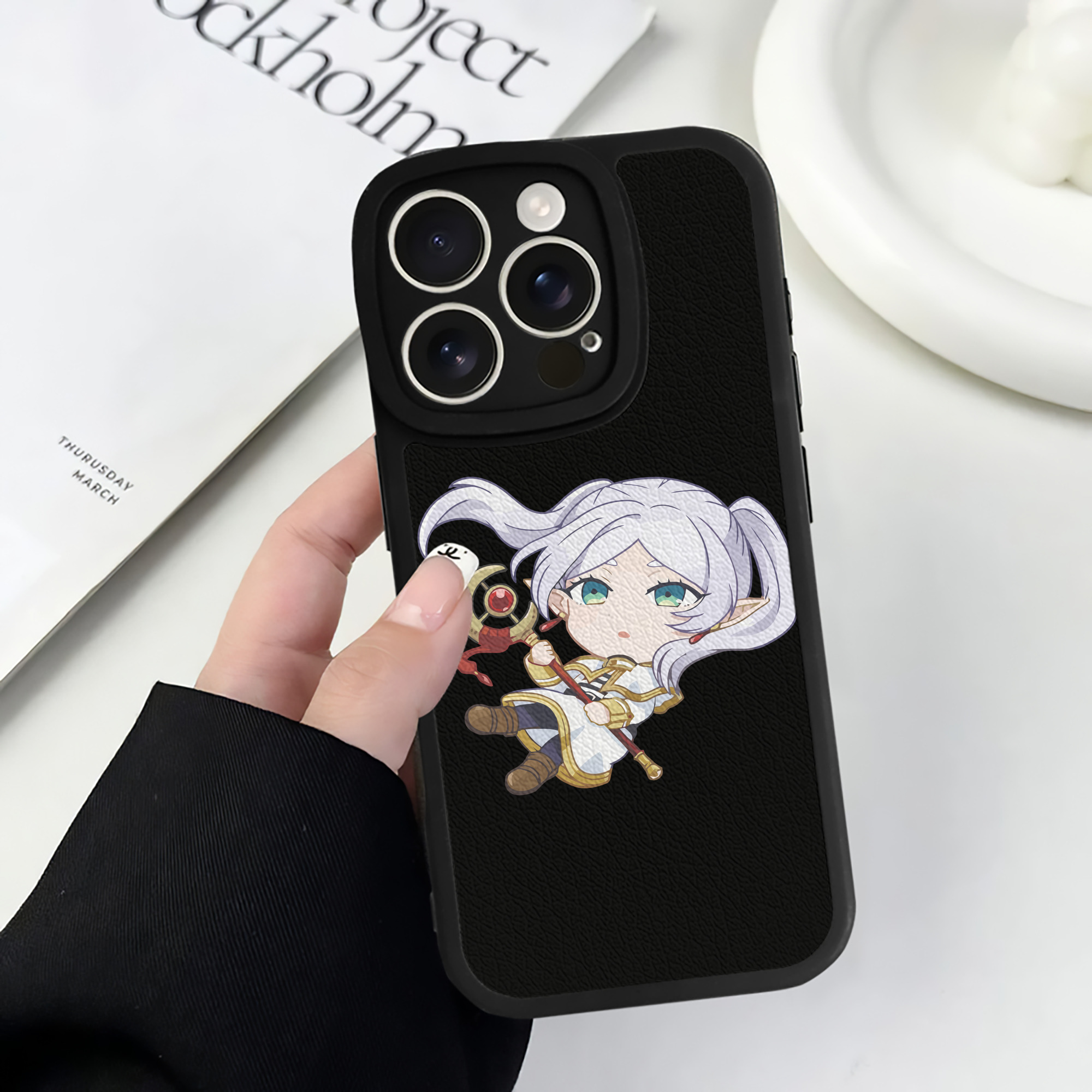 （画像用） 葬送のフリーレン Frieren 【iPhone 16シリーズ対応】シリコンスマホケース（レザー調） 材質：シリコン